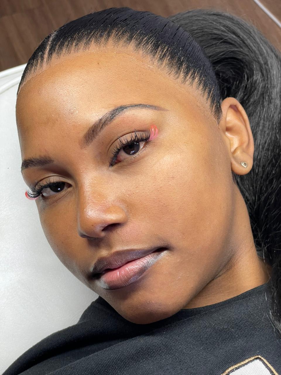 Mercen applying lash extensions